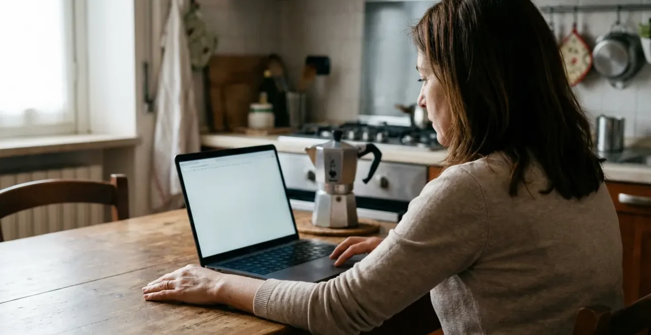 Donna italiana che consulta uno strumento di valutazione immobiliare online dal laptop